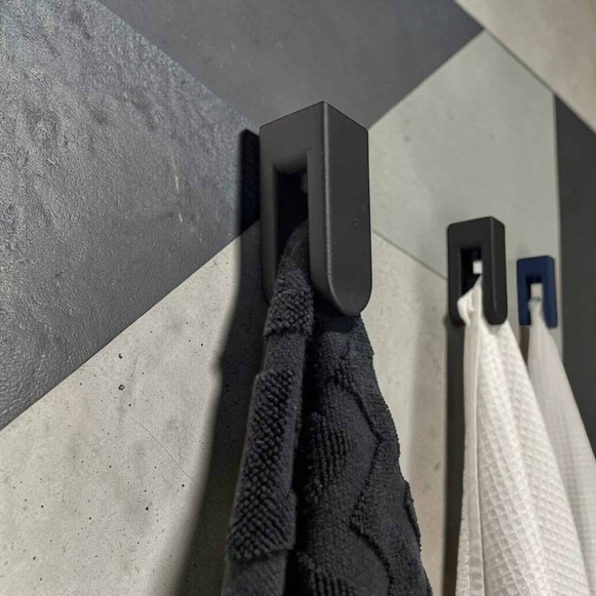 Auto Locked Hanger - Image 2